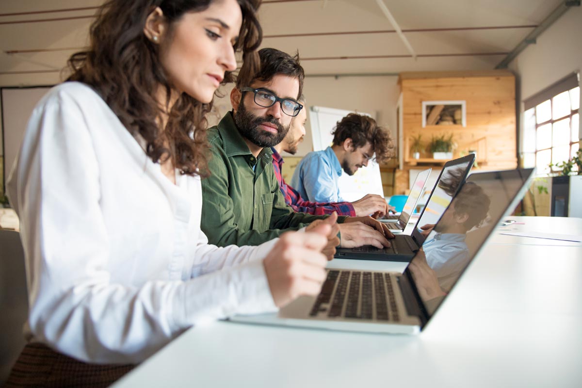 docentes trabajando con plataformas educativas